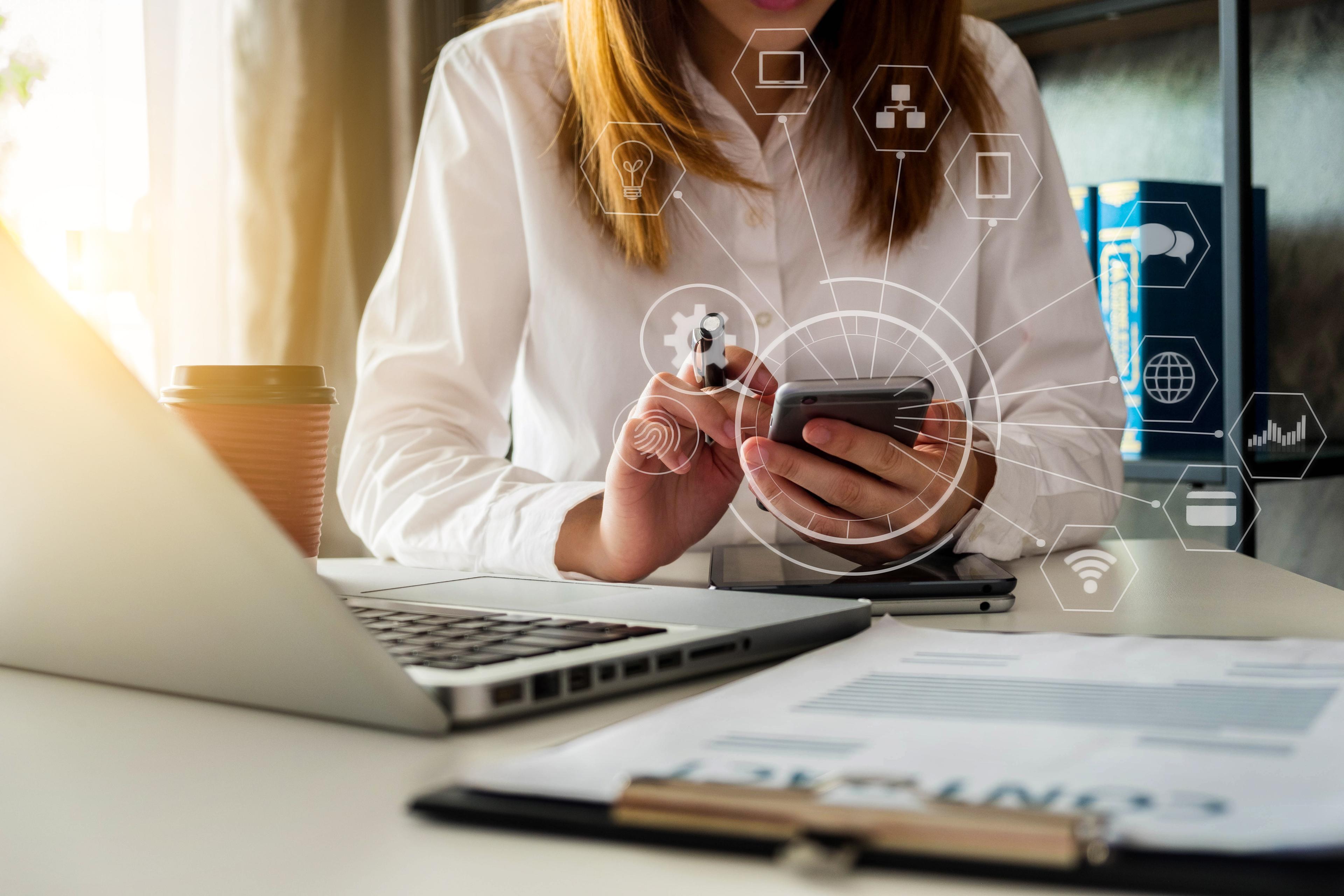 Kinder basteln in der Kita.