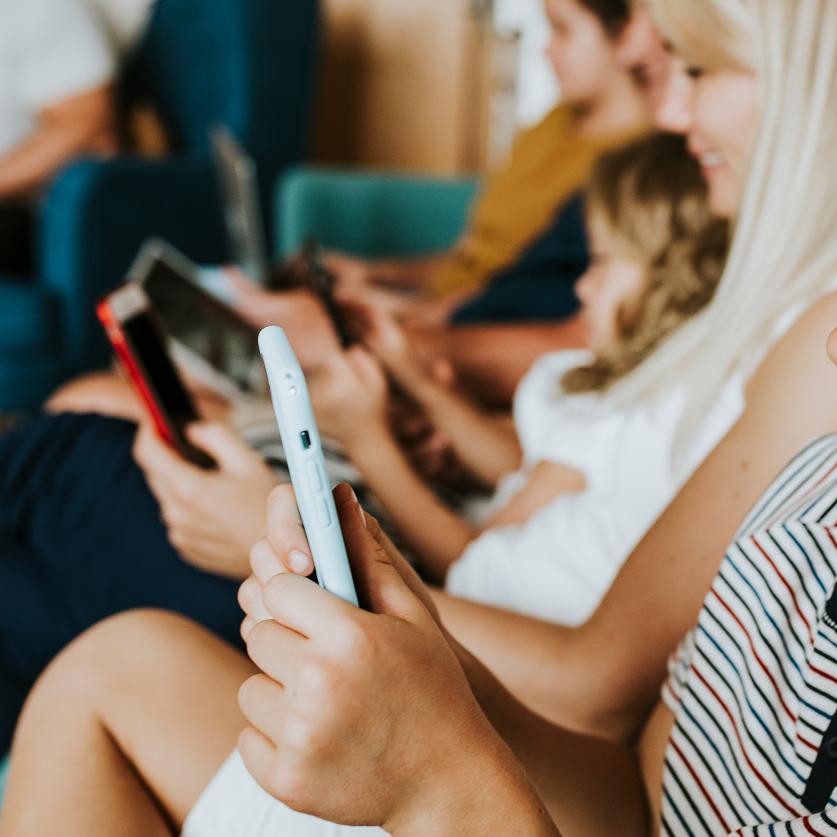 Kinder basteln in der Kita.