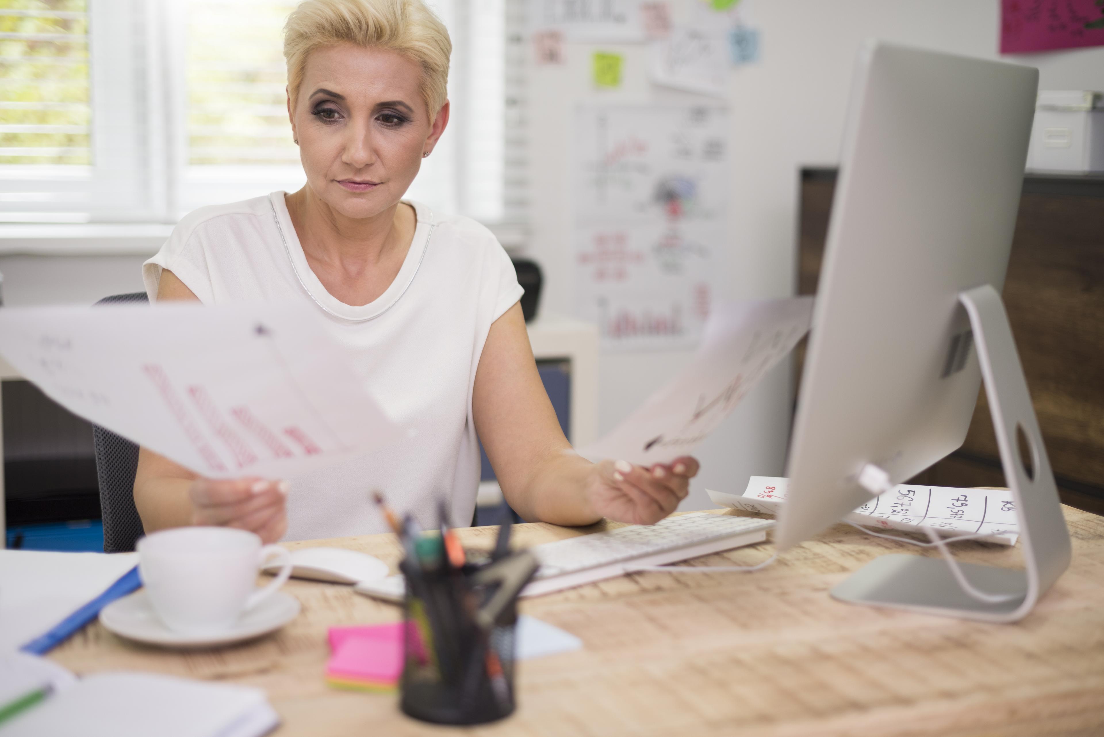 Kinder basteln in der Kita.
